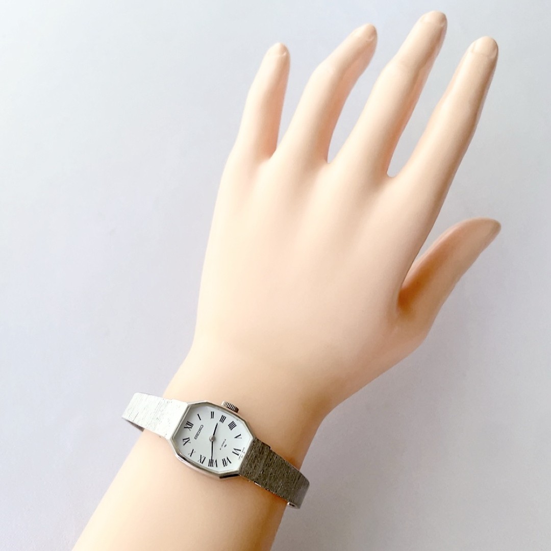 SEIKO 21 Jewels Ladies Manual Wind Wristwatch Model 11 3770 Working Item