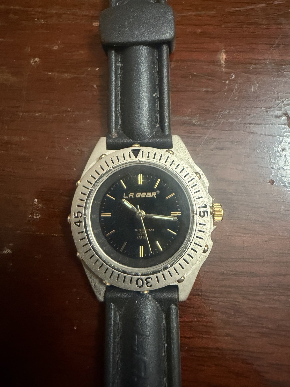 LA Gear Unisex Analog Wristwatch Black Dial Baton Indexes Black Leather Strap