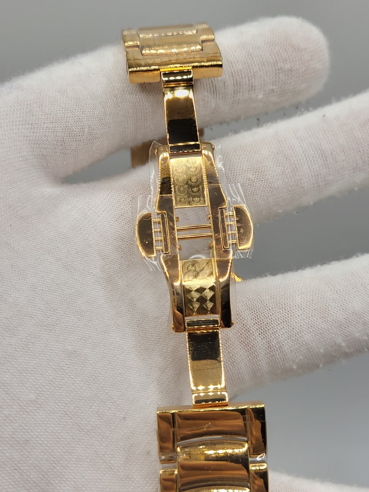SWISS [NEW] 38mm Versace Leda Women’s Gold Guiloche Dial Roman Watch Box & Paper