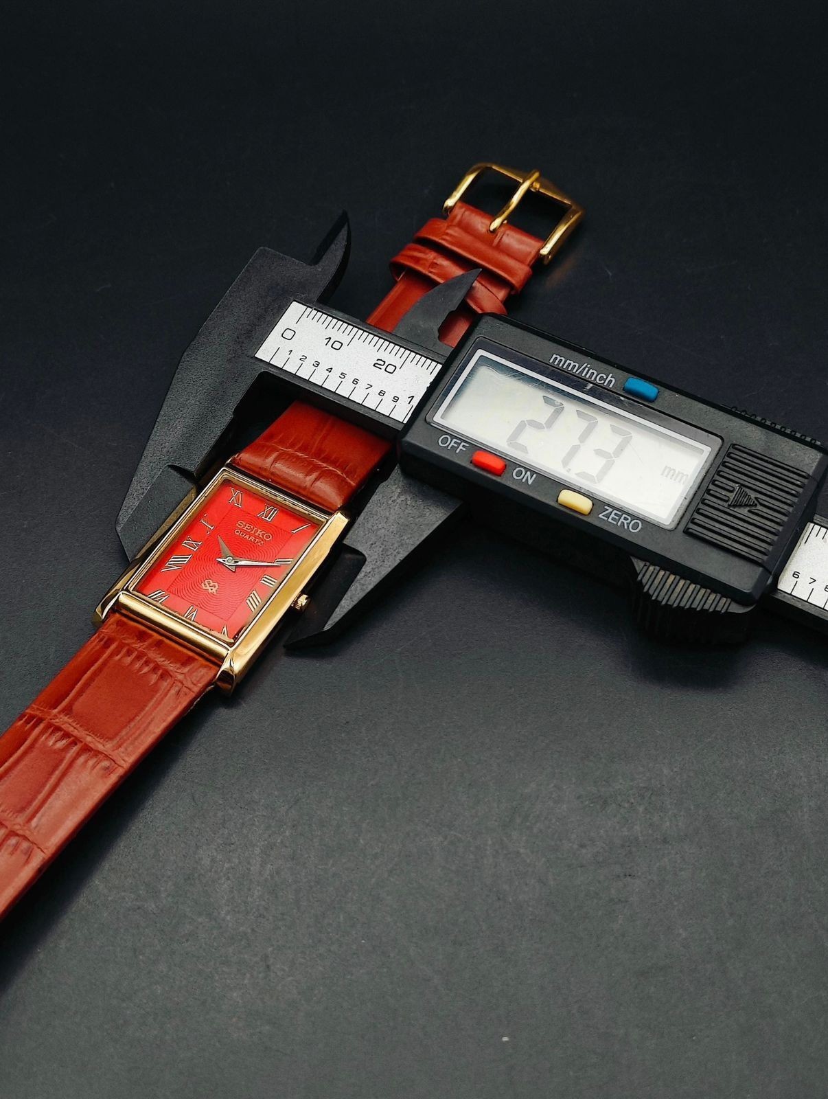 Vintage Seiko Vintage Quartz Watch Red Dial Men’s Slim Classic Wristwatch F/S