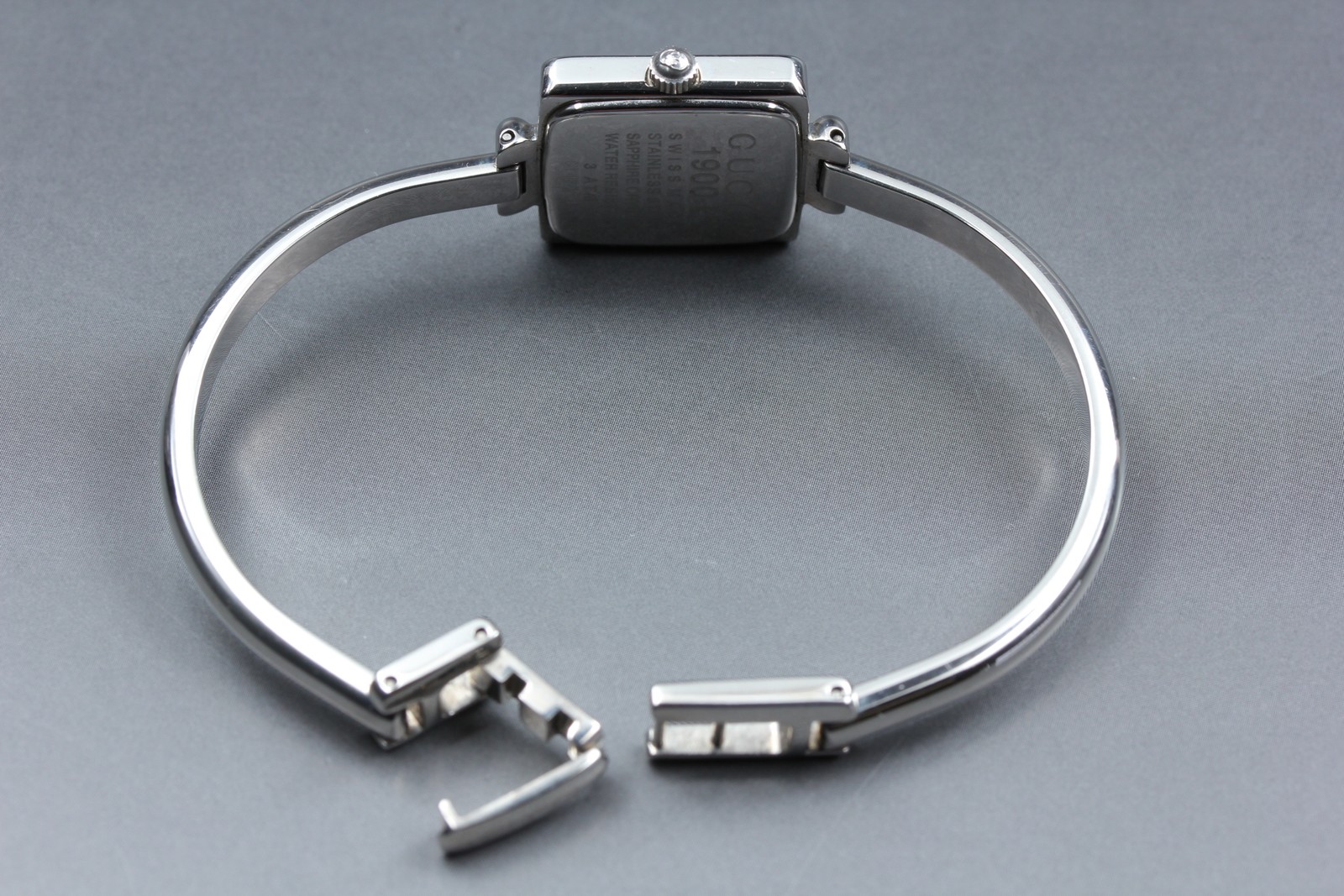 [Near MINT] GUCCI 1900L 20mm Black Dial Bangle Quartz Women’s Watch from JAPAN