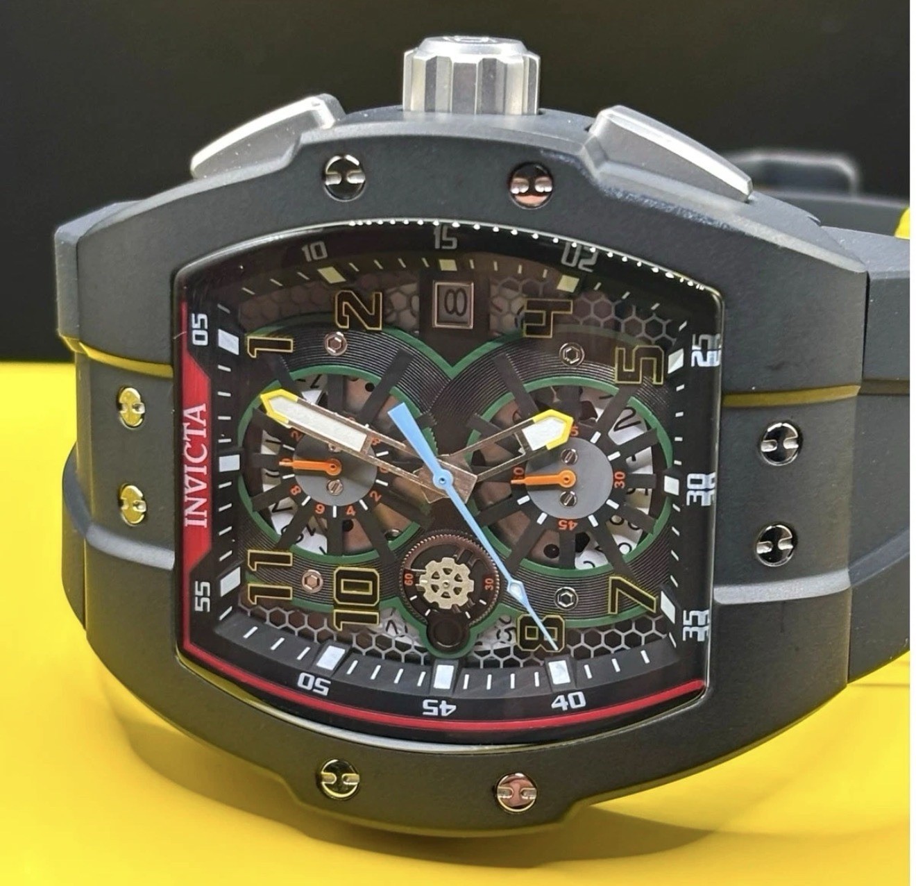 The Invicta 48027 men’s wristwatch features a striking black bezel and case