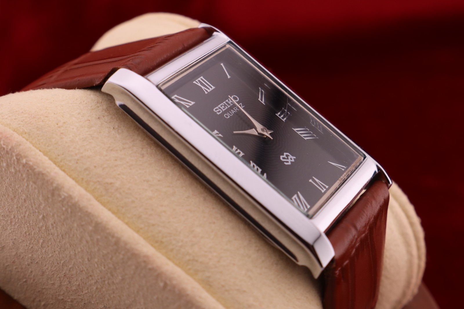 ⌚✨ Vintage Seiko Slim Quartz Gentlemen’s Black Dial , Light Brown Dress Watch