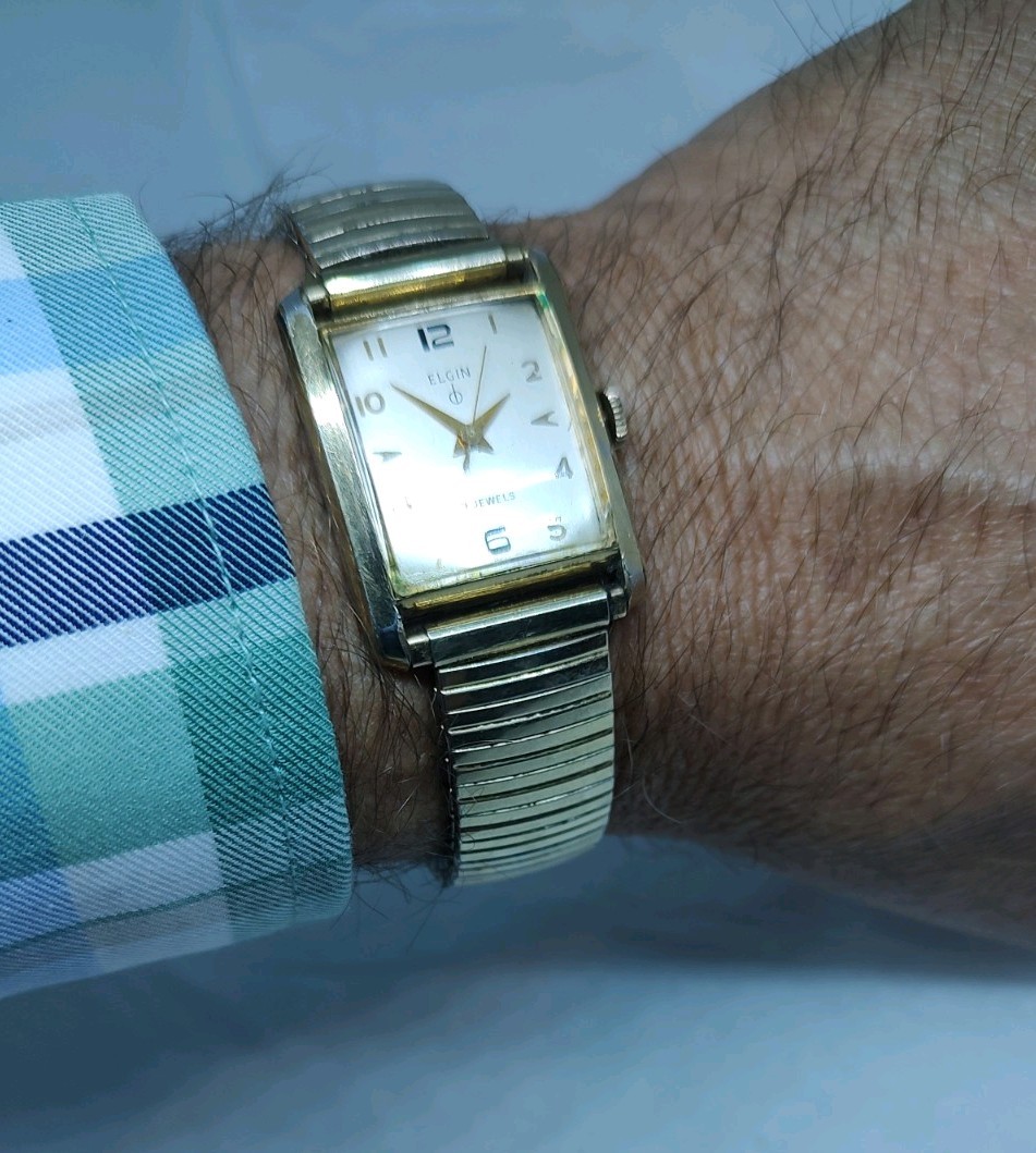 1944 Elgin 19j Rectangle Case Mens Wristwatch – Good Working Condition!