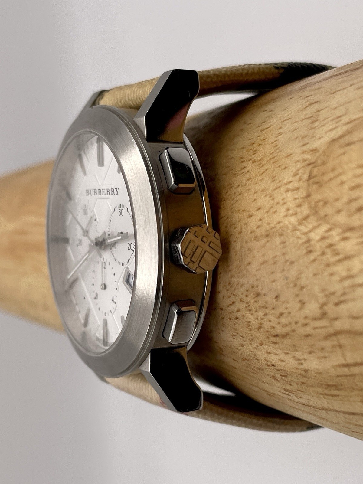 Burberry The City Nova White Swiss Unisex Watch WR 50M BU9357 New Battery