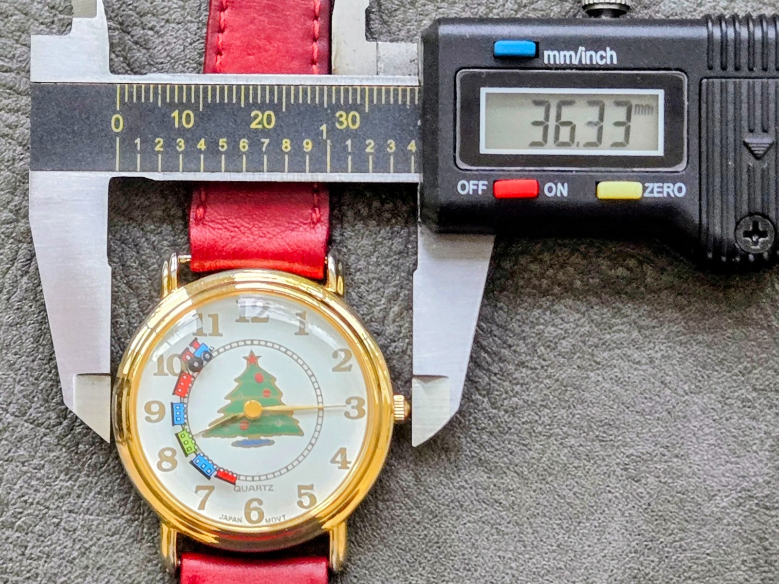 Vintage Christmas Moving Train Holiday Tree Watch Dial Gold Tone Quartz