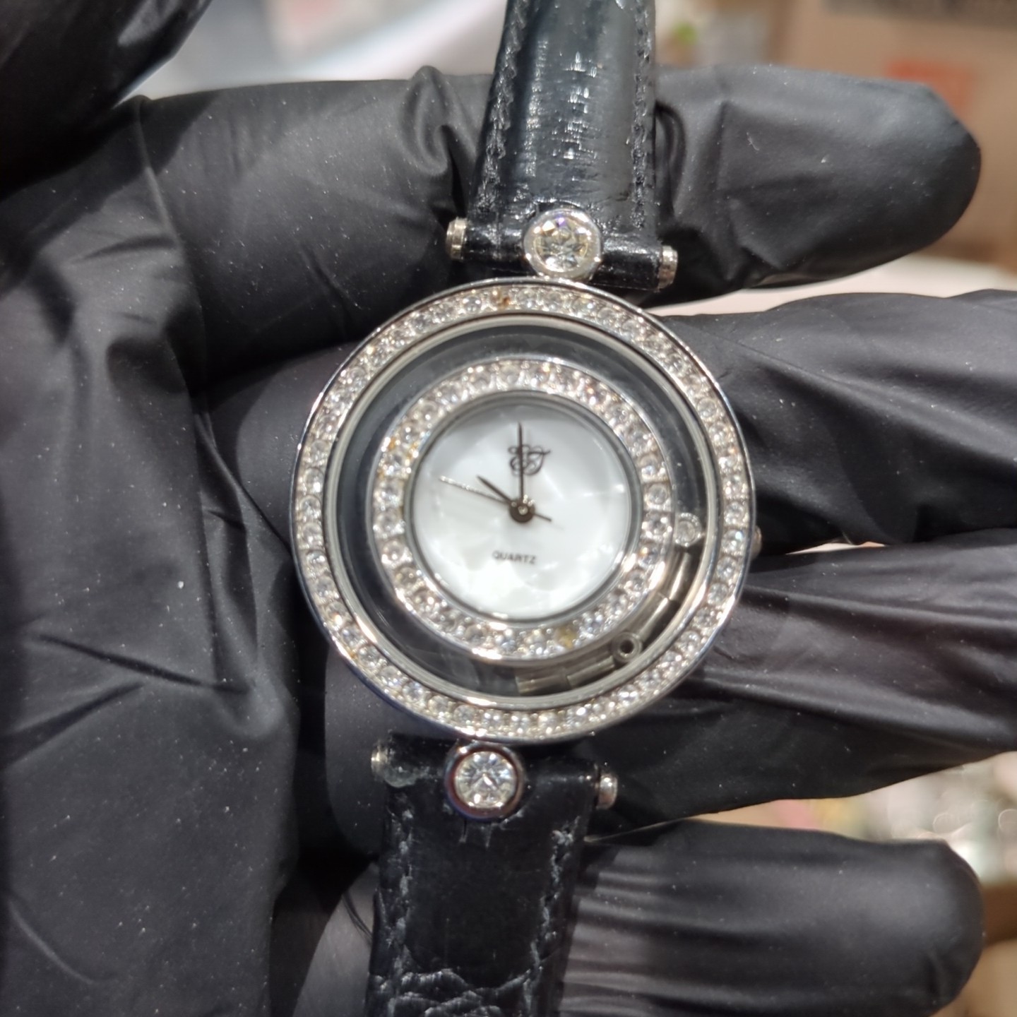 Working ELIZABETH TAYLOR WHITE Crystals Ladies watch New Battery 32mm Fit 7in