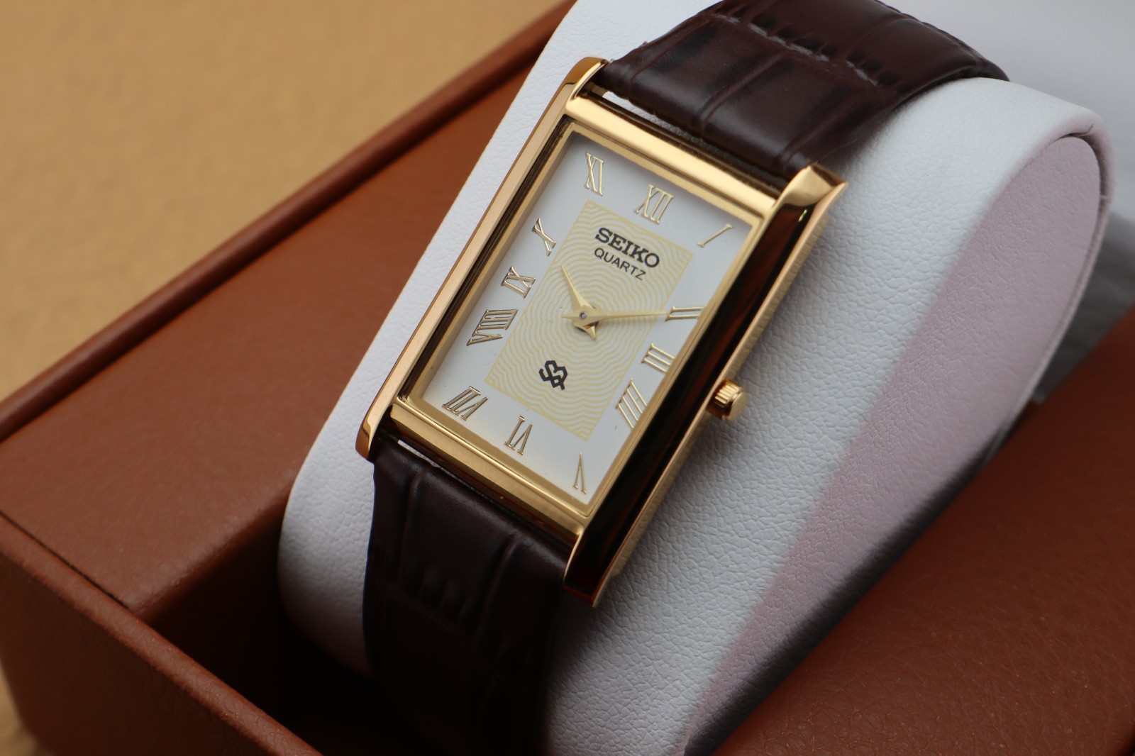 Vintage Seiko Slim Quartz Men’s Wrist Watch White Dial with Dark Brown Strap.