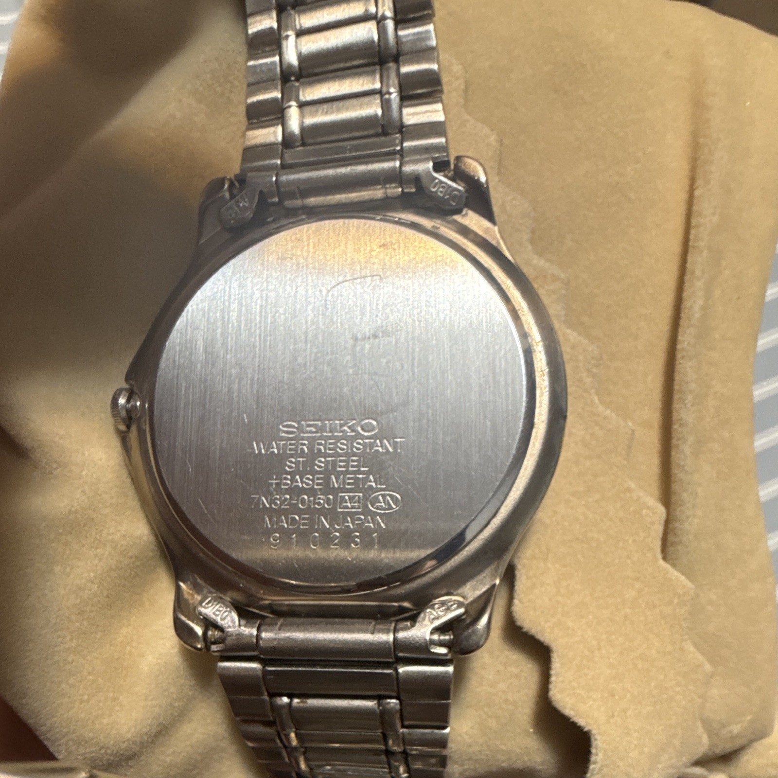 Seiko Quartz Date Men’s Wristwatch White Dial Silver Stainless Bracelet 33mm