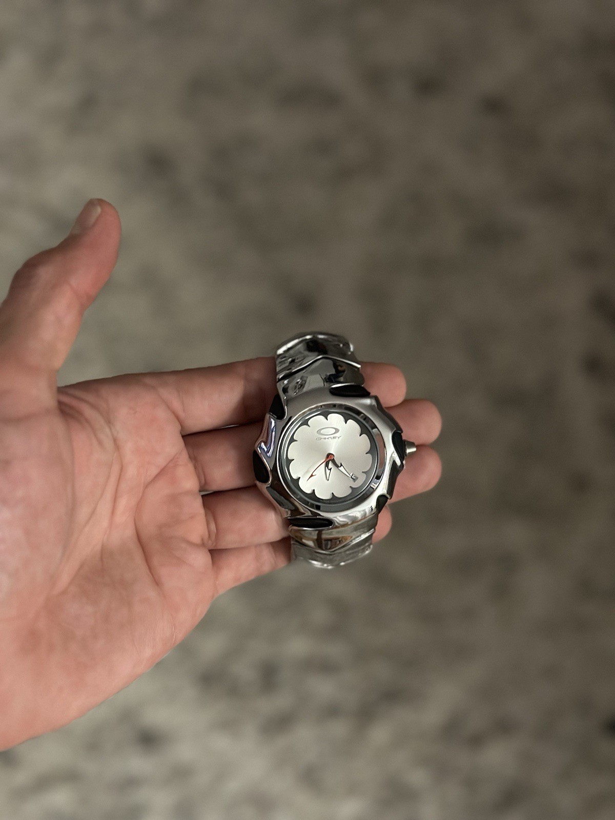 Analog Wristwatch Black Dial Round Silver Metal Bracelet Fixed Bezel 12-Hour