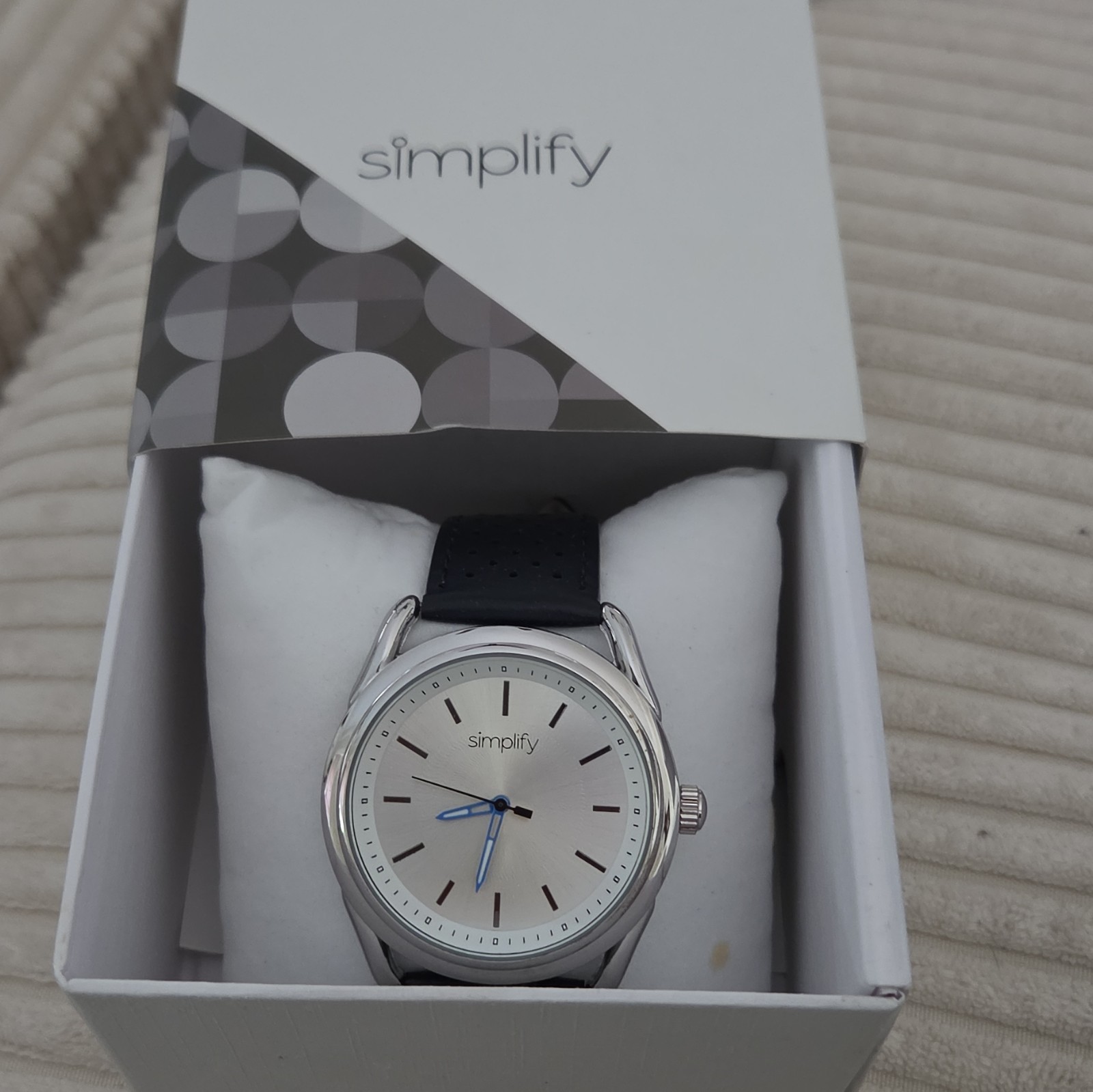 Simplify Quartz Analog 42mm White Dial Black Leather Strap 50m Box Manual
