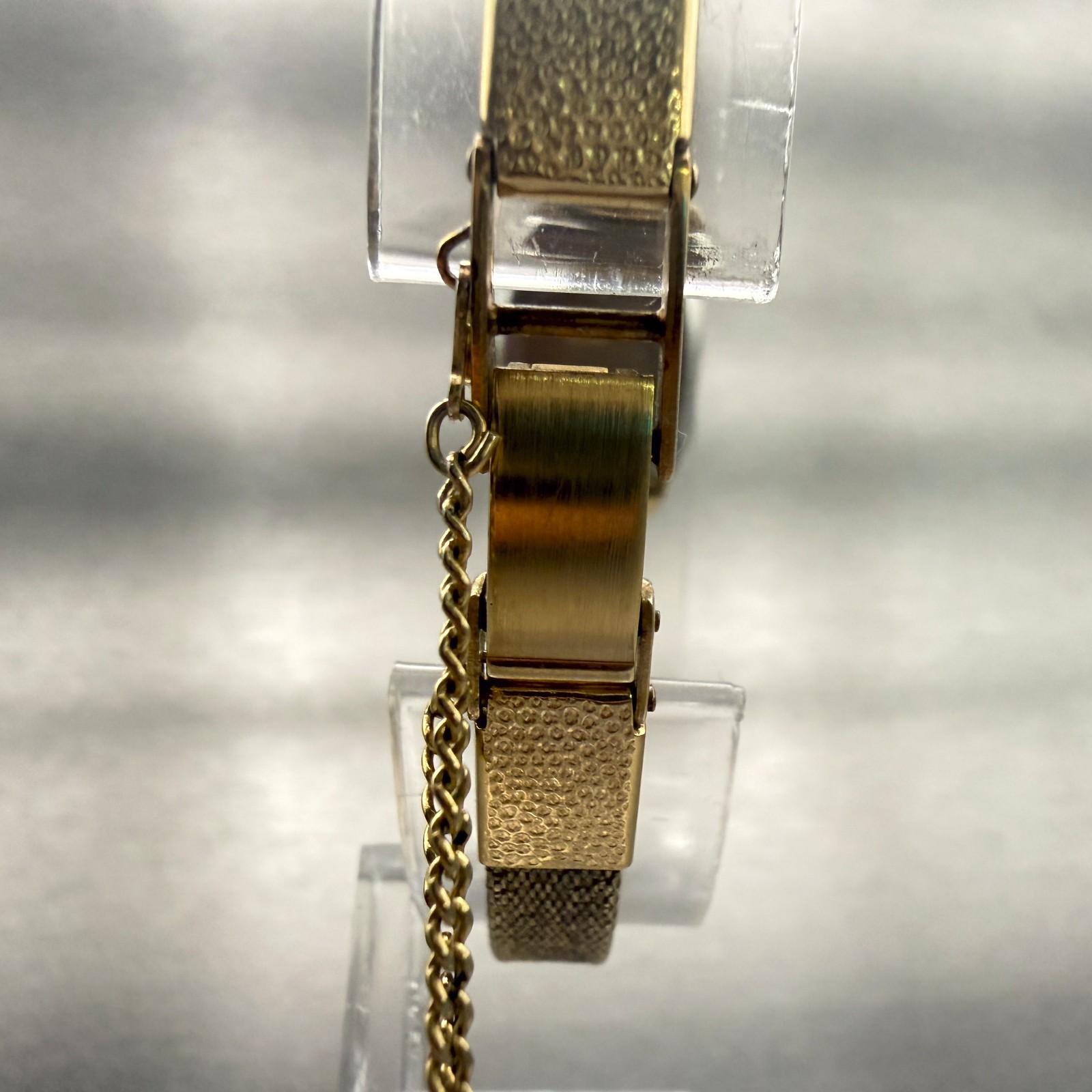 Seiko Watch Women 16mm Red Dial Gold Tone Oval 11-1049 Vintage Mechanical Works