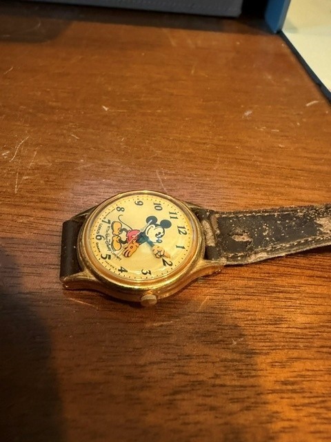 Disney Mickey Mouse watch. V515-6000 A1