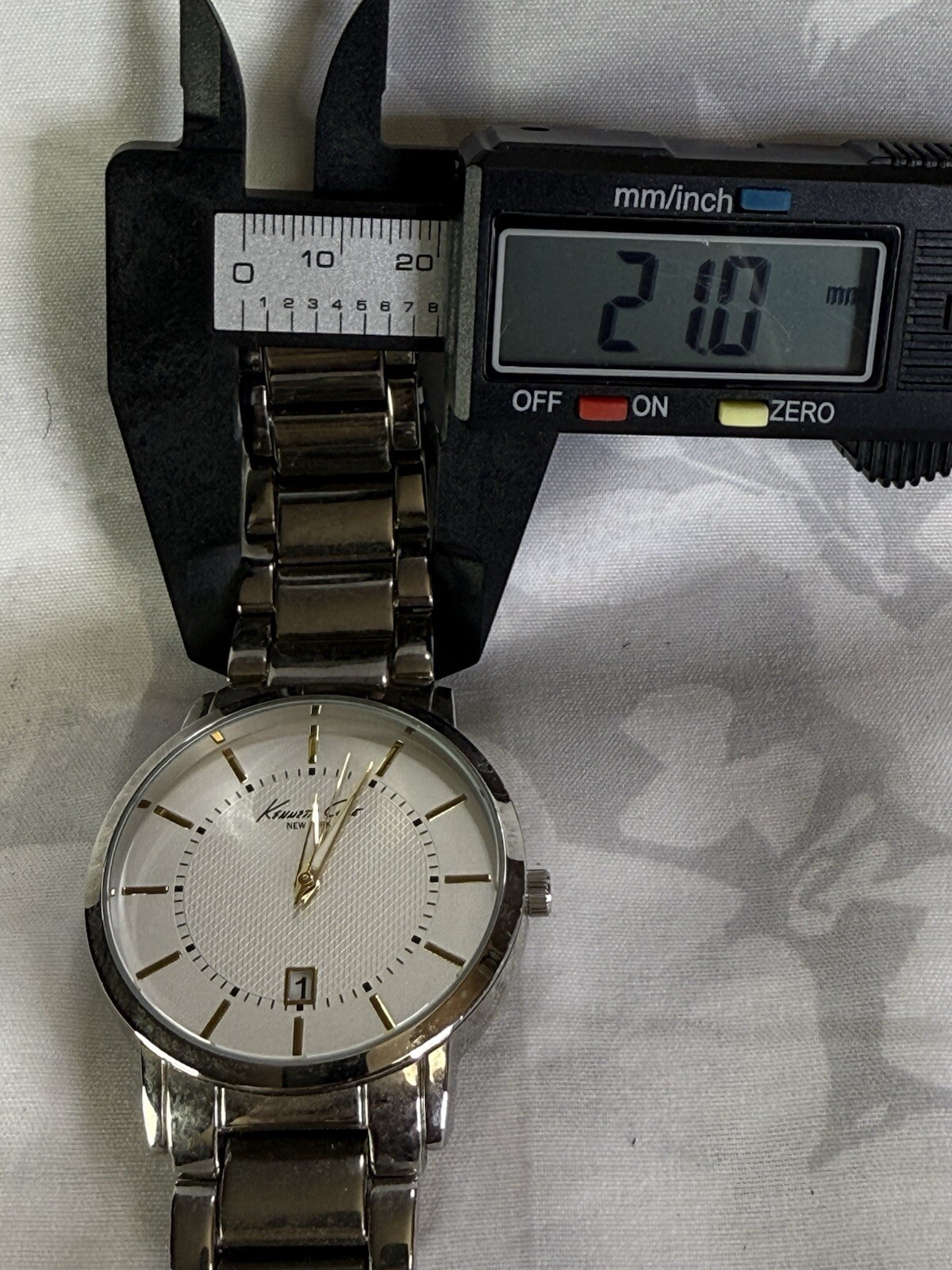 Beautiful Kenneth Cole White Dial Date 44mm Men’s Watch New Battery Works Great