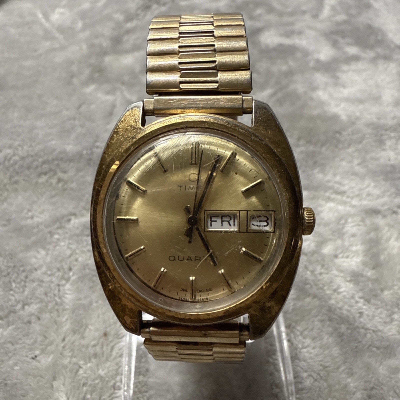 C mens Vintage 1977 Timex Q Falcon Eye England Dial Old Quartz Watch