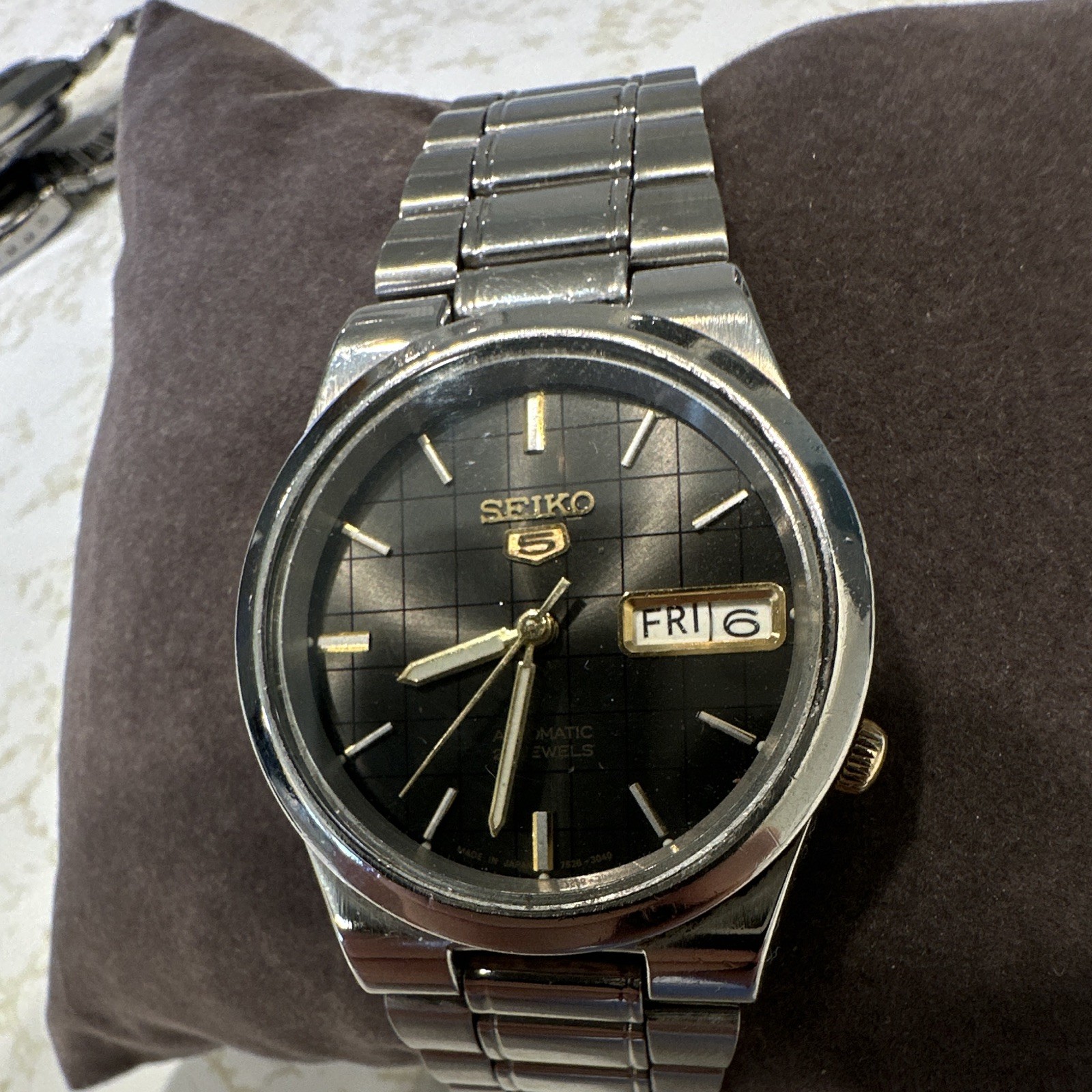 Seiko 5 Mens Automatic Watch Black Tapisserie Dial Day/Date Silver Bracelet