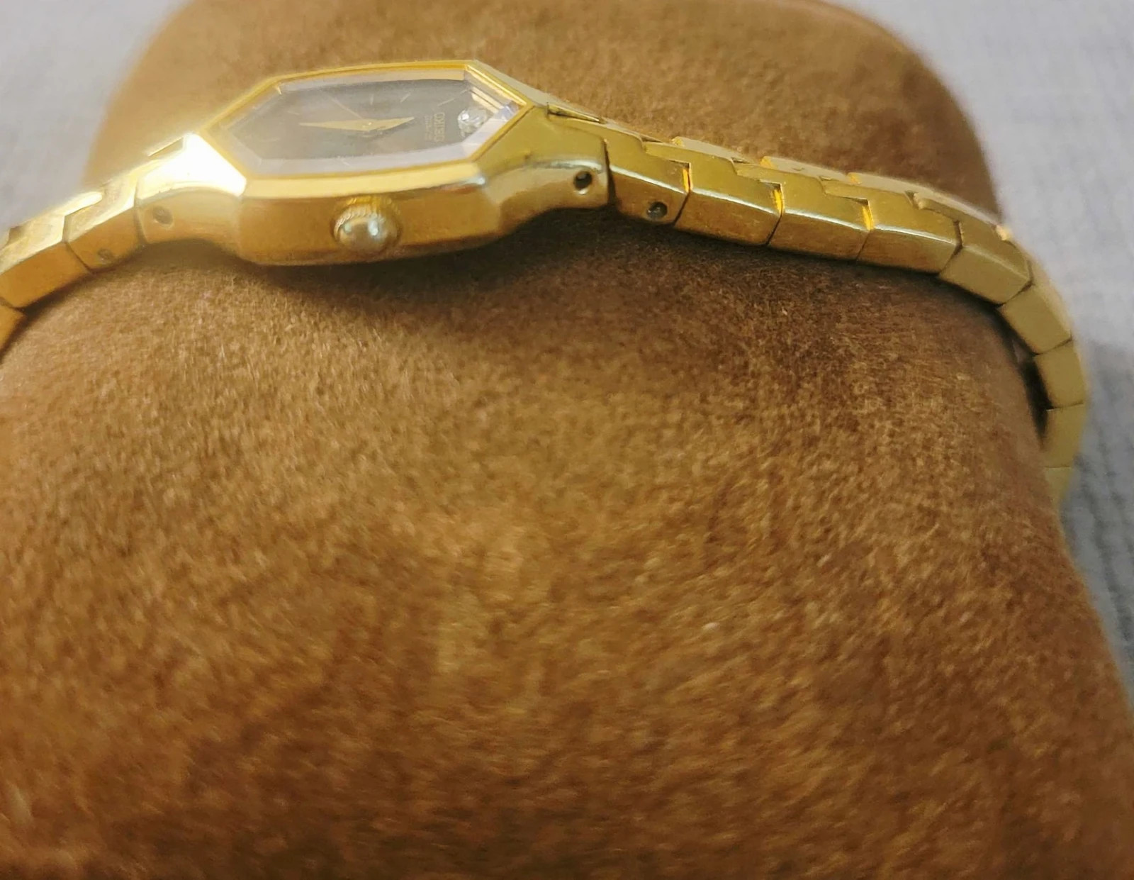 Vintage Seiko Ladies Gold Tone watch. 1987. As Is. May just need battery.