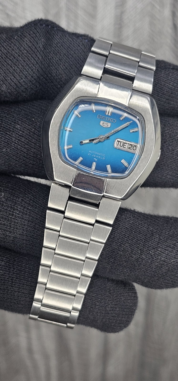 vintage Seiko 5 automatic 7019-5100 day/Date Blue Dial Men’s Wrist Watch
