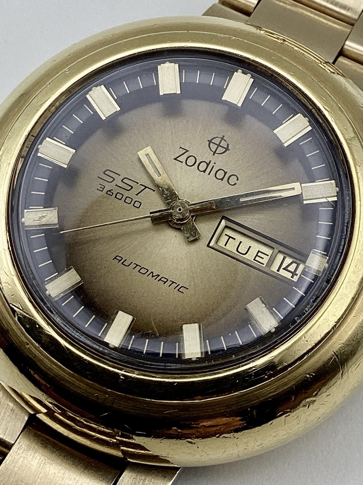 Zodiac Swiss SST 36000 UFO Case Gold G20 Day Date Automatic Keeps Perfect Time