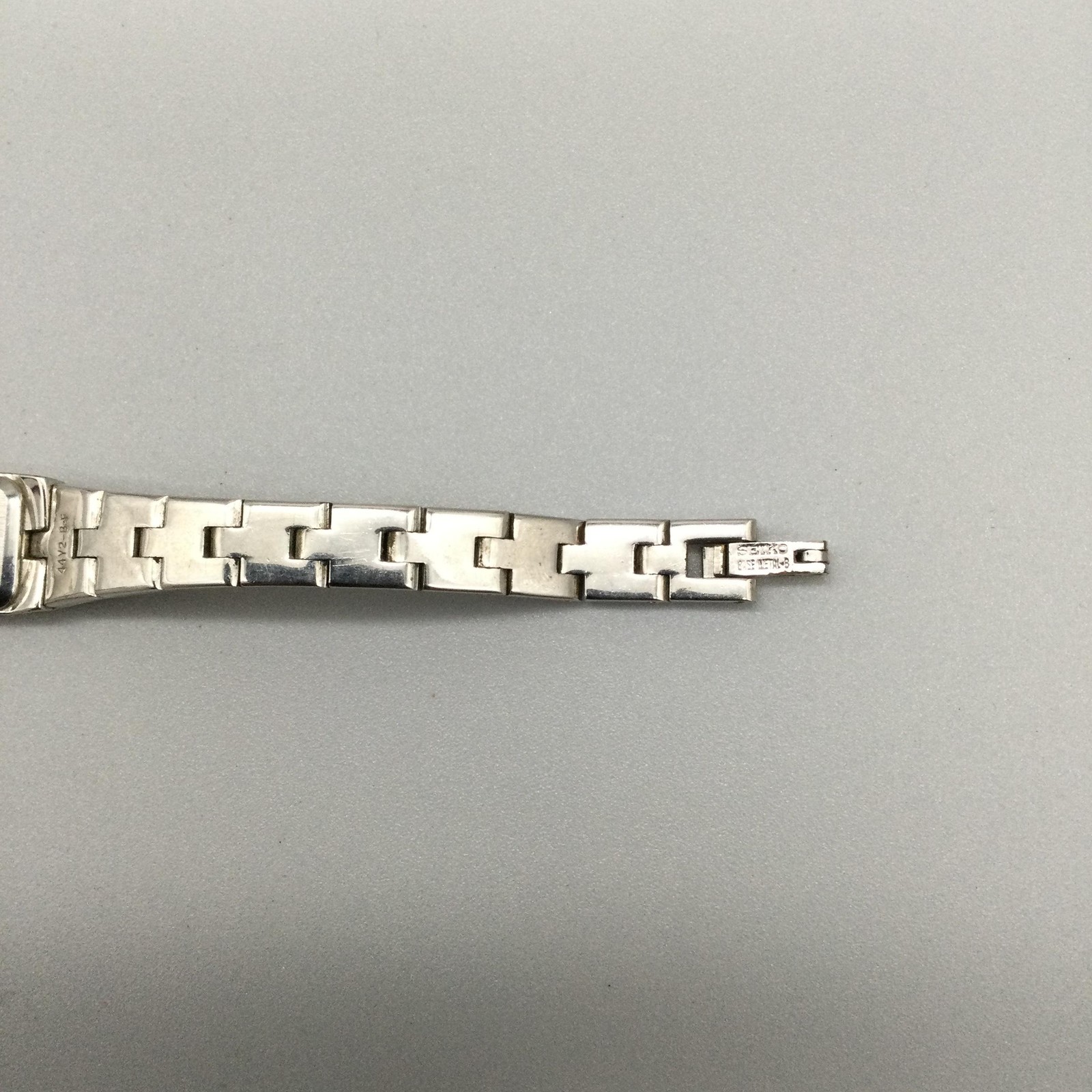 Seiko Womens Watch 13mm White Dial Two Tone Bracelet 2E20-7479 New Battery 5.5″