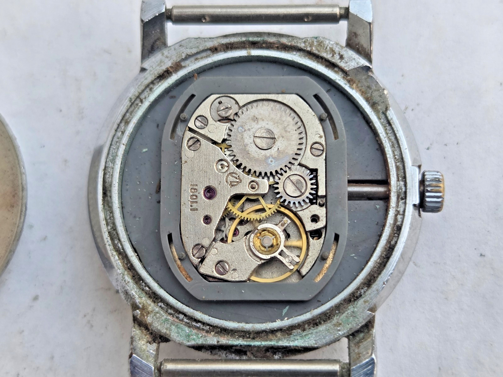 Russian mechanical Wristwatch Watch Luch . Made in Belarus .