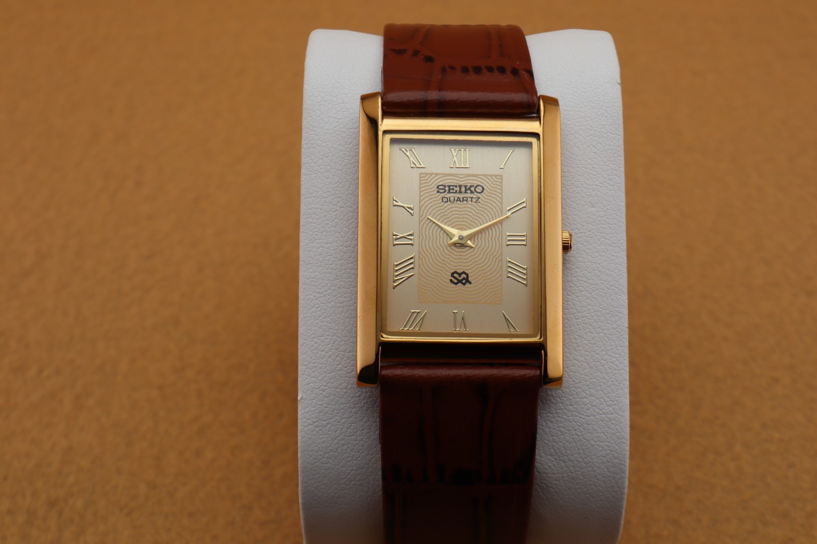 Vintage Seiko Slim Quartz Men’s Wrist Watch Beige Dial with Light Brown Strap.
