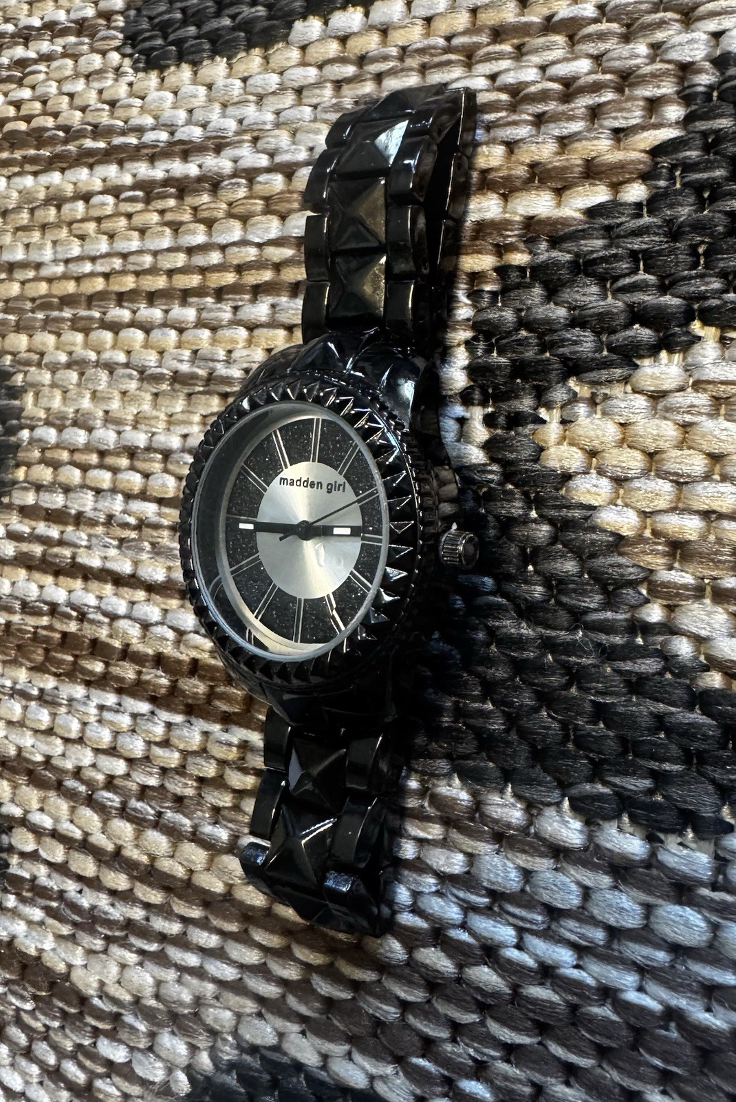 Madden Girl Analog Wristwatch Black Baton Indexes Round Case