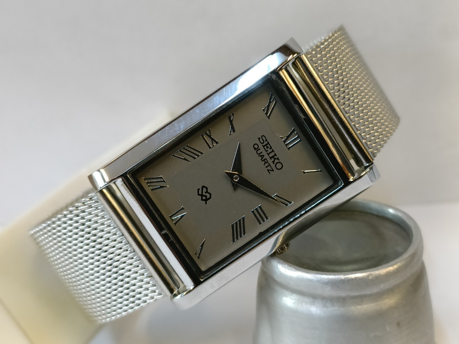 VINTAGE SEIKO SLIM QUARTZ GRAY DIAL JAPAN MEN’S WORKING DRESS WATCH