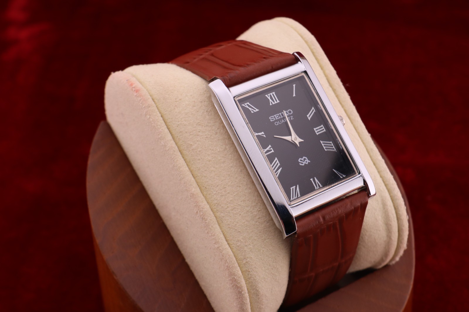 ⌚✨ Vintage Seiko Slim Quartz Gentlemen’s Black Dial , Light Brown Dress Watch