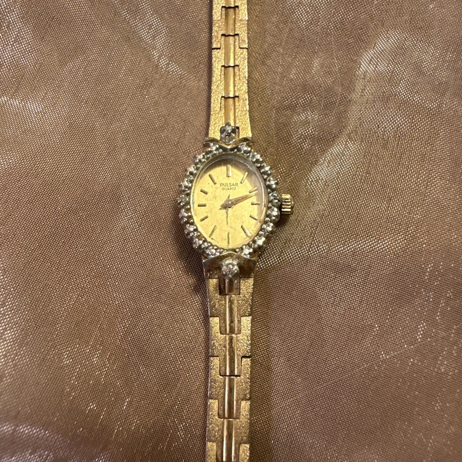 Vtg Pulsar Women V400L118A Diamond Pave Gold Tone Oval Quartz 15mm Watch