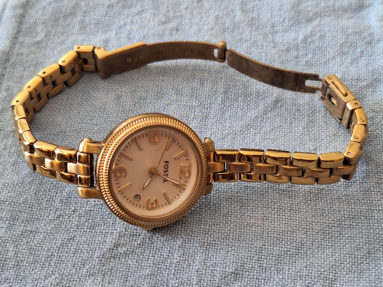 Need Battery Fossil 26mm Round White Face Gold color Stainless Wrist Watch 7″