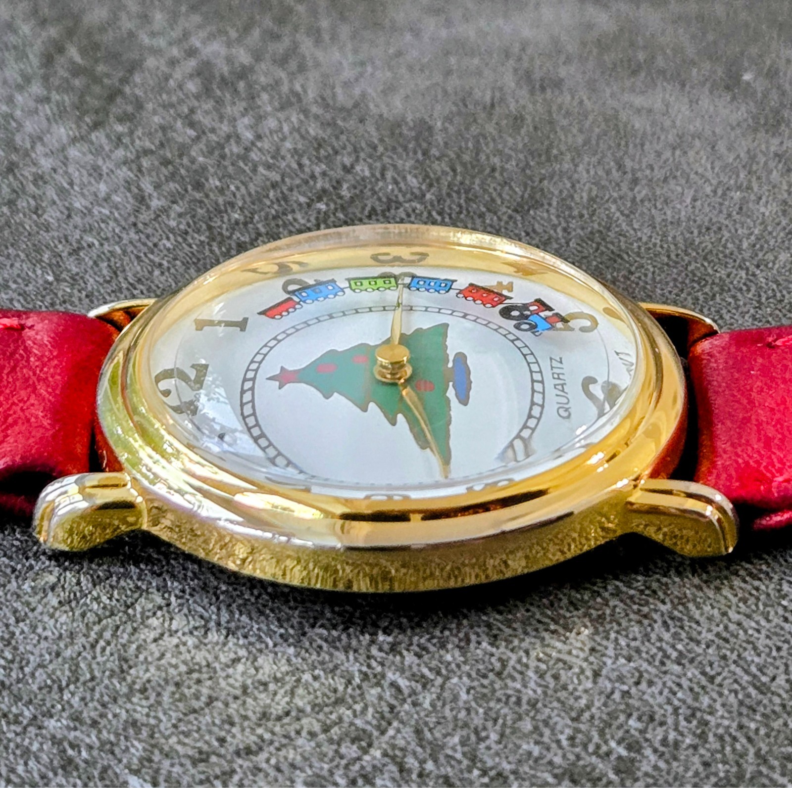 Vintage Christmas Moving Train Holiday Tree Watch Dial Gold Tone Quartz