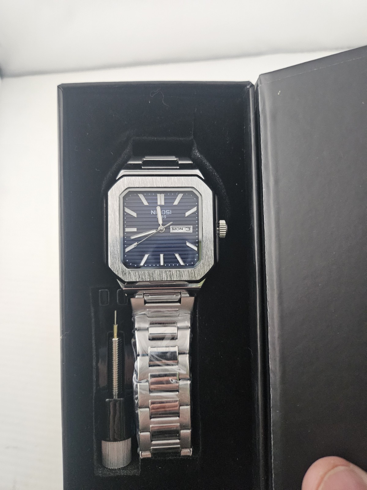 New In Box Nibosi 1985 Blue Striped Dial Day Date Quartz Movement Running