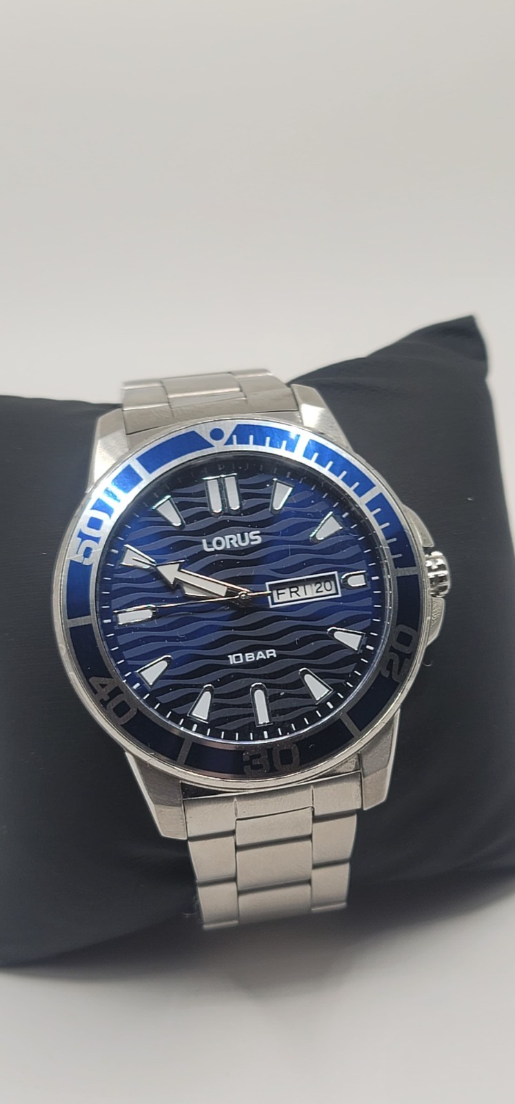 Lorus 42mm Quartz – Dark Blue Sunray Dial | Stainless Steel Bracelet | Day-Date