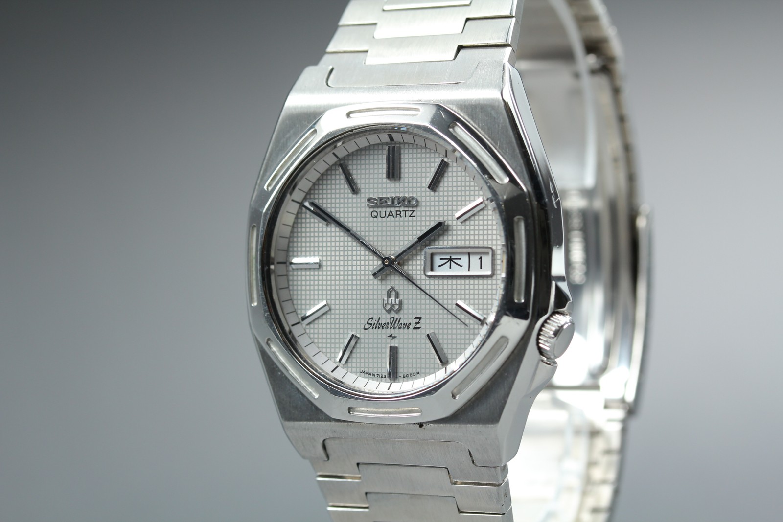Vintage 1988 Near MINT Seiko Silver Wave Z 7123-8060 Gray Kanji Octagon Qz Men’s