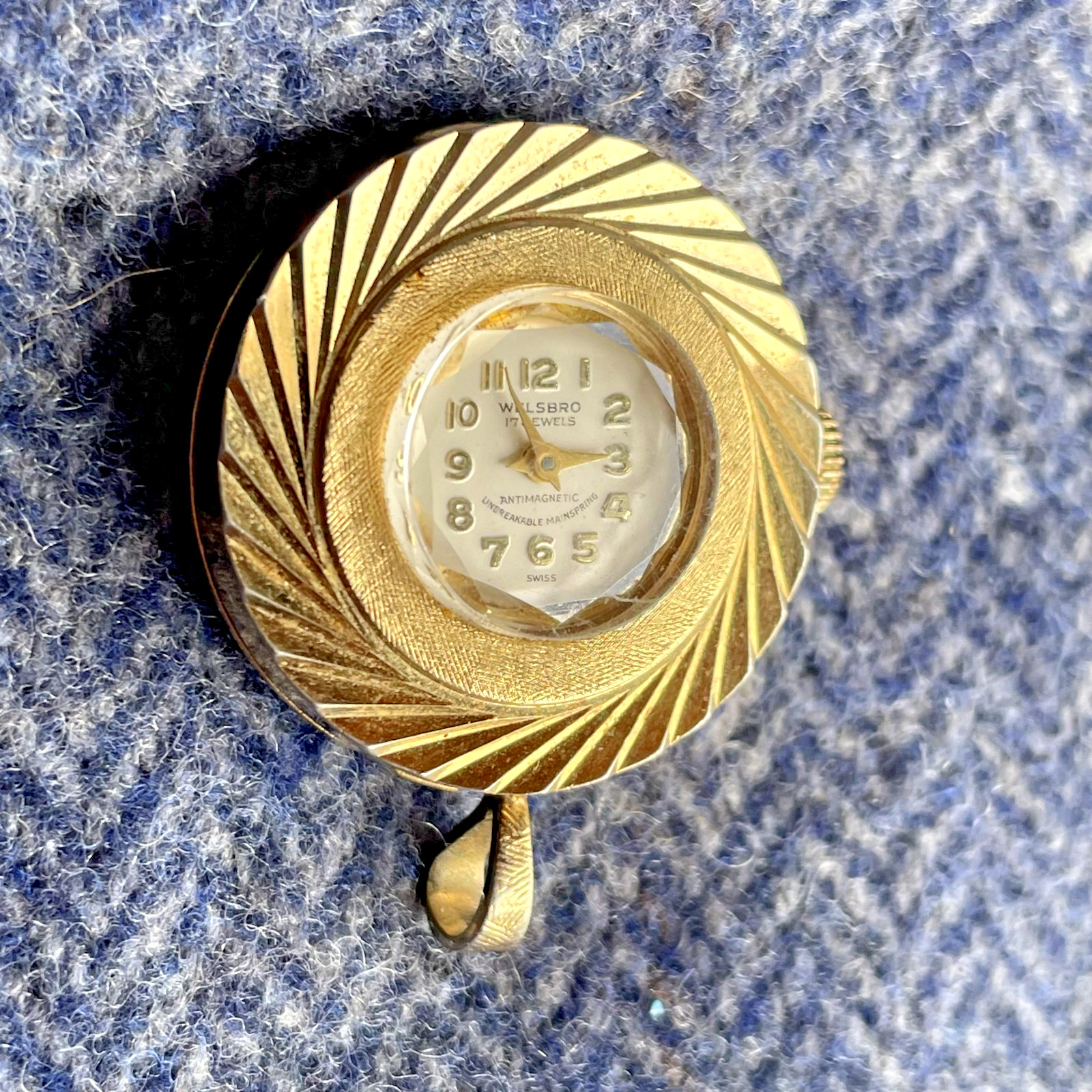 Vintage Welsbro 17 Jewel Gold Toned Watch Facet Pendant Necklace Winding Runs