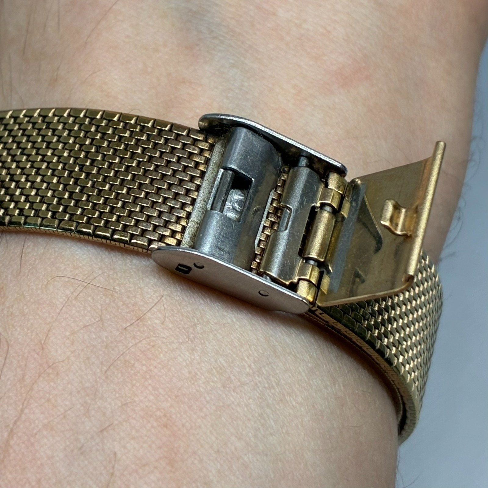 Seiko Dolce 8N41-5120 Men Watch Gold Tone Linen Dial Tank Square Mesh Band