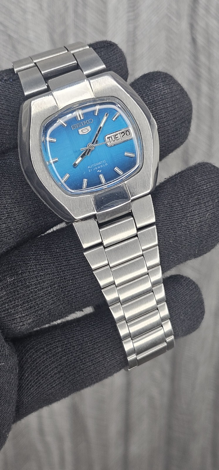 vintage Seiko 5 automatic 7019-5100 day/Date Blue Dial Men’s Wrist Watch