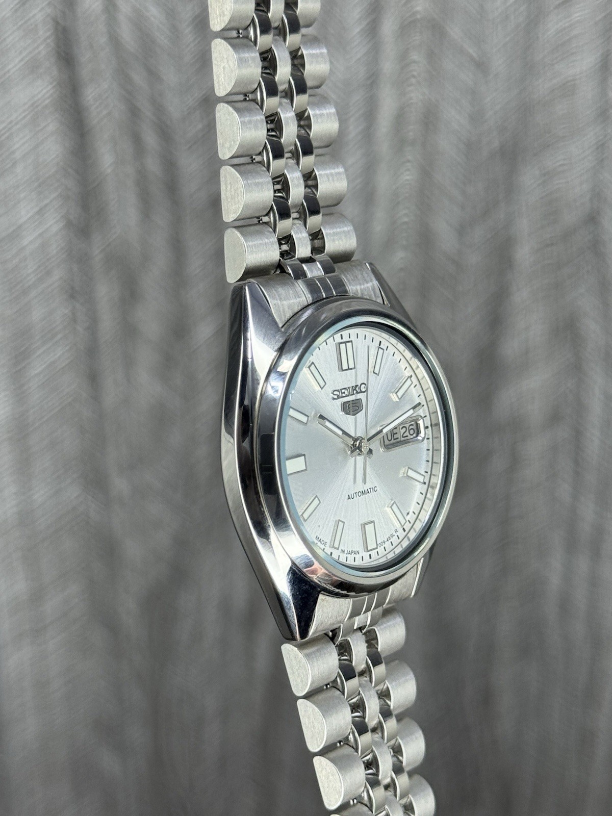 Seiko 5 SNXS73 Automatic 7009-3040 Silver Dial 17 Jewels Men’s Wristwatch Japan.