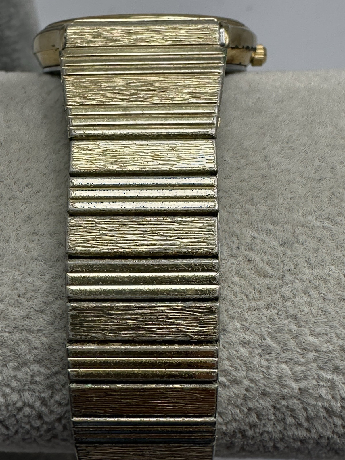 Bulova 92D32 P7 1987 New Battery 31MM 7″ Stretch Band F27