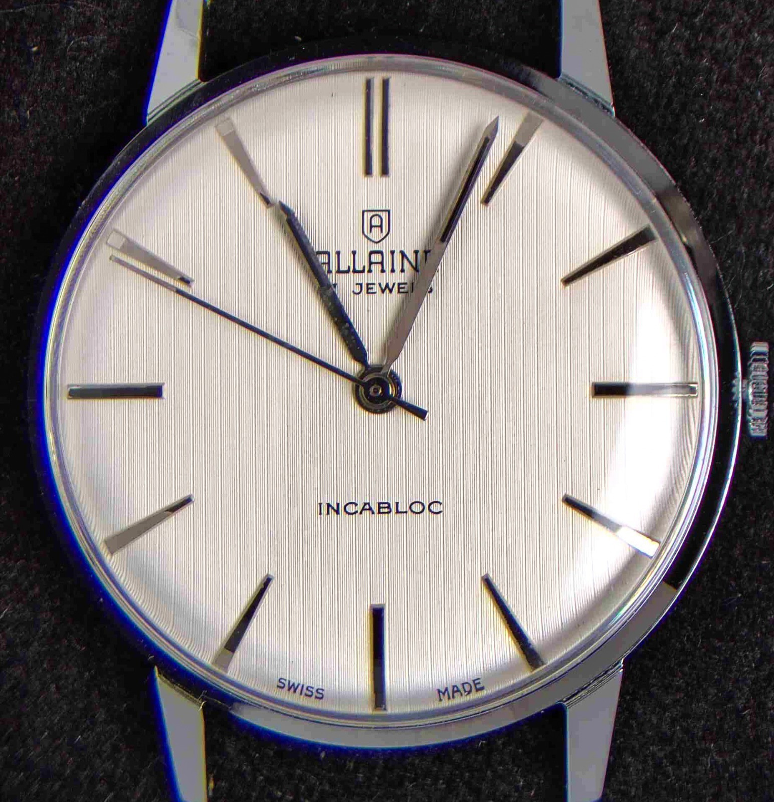 Allaine Vertical Linen Dial Men’s Hand-Wind Vintage Swiss Watch — Working