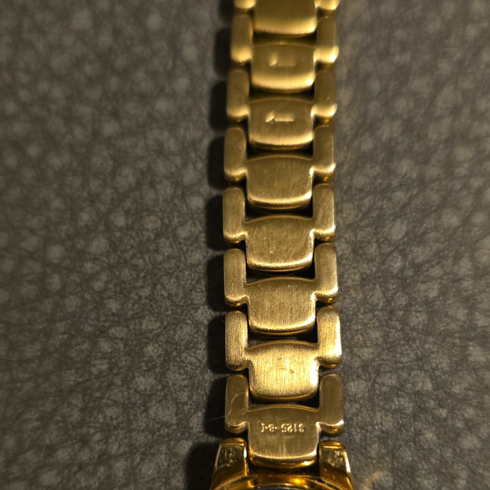 Seiko Quartz Women’s Gold-Tone Bracelet Watch White Dial Stick Smooth Bezel