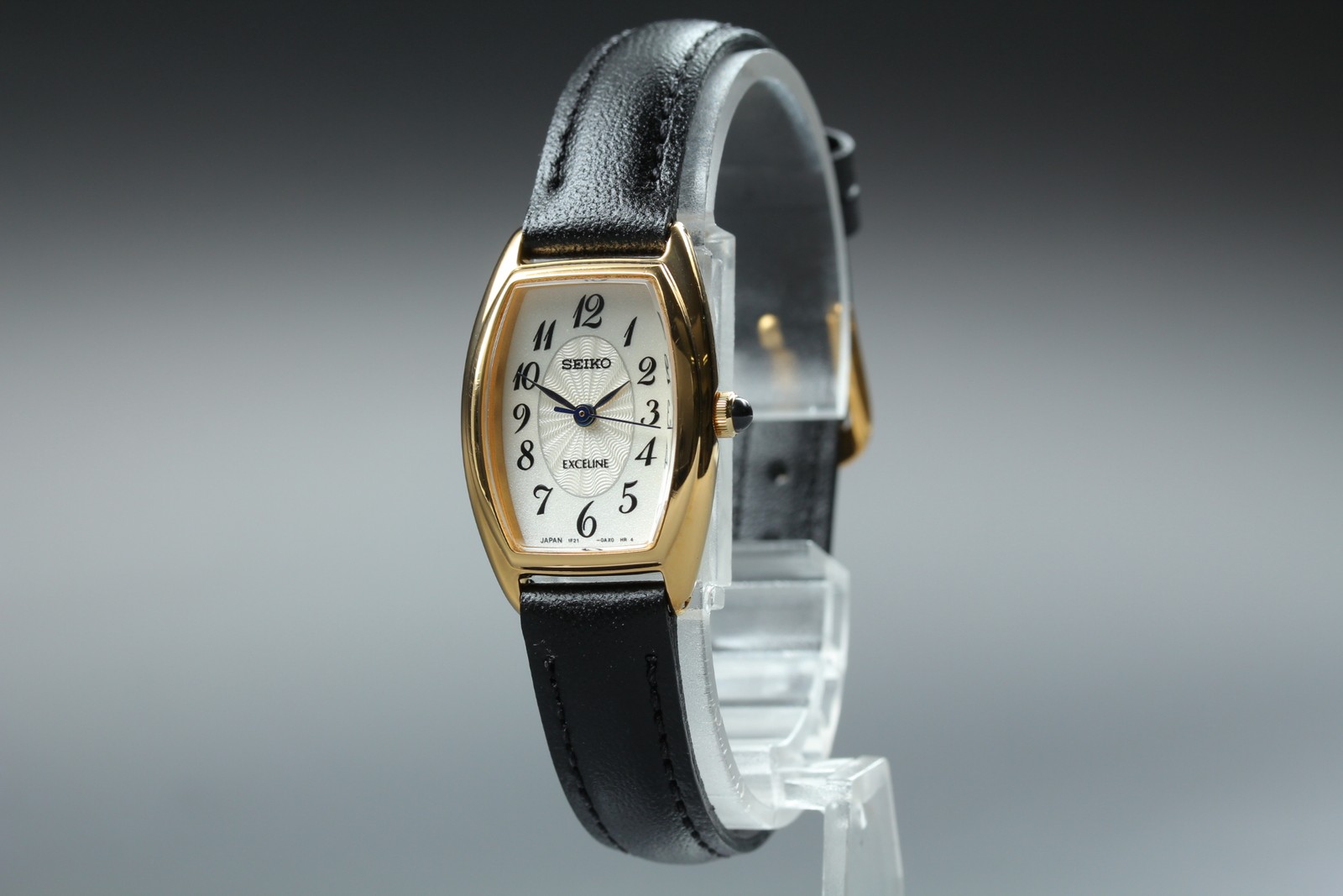Vintage 2004 Seiko Exceline 1F21-0AJ0 Gold Tonneau Ladies Watch From JAPAN