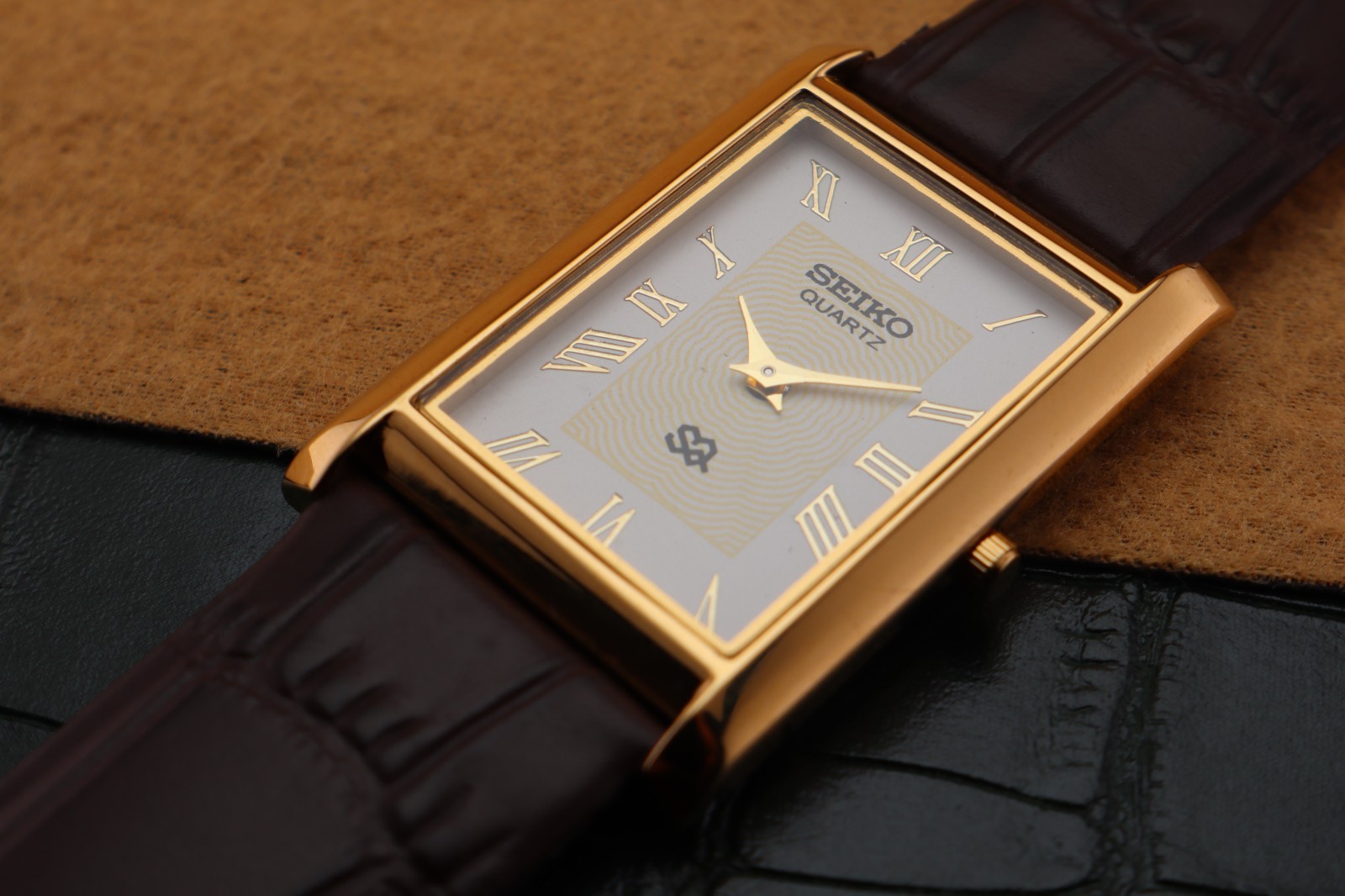 Vintage Seiko Slim Quartz Men’s Wrist Watch White Dial with Dark Brown Strap.