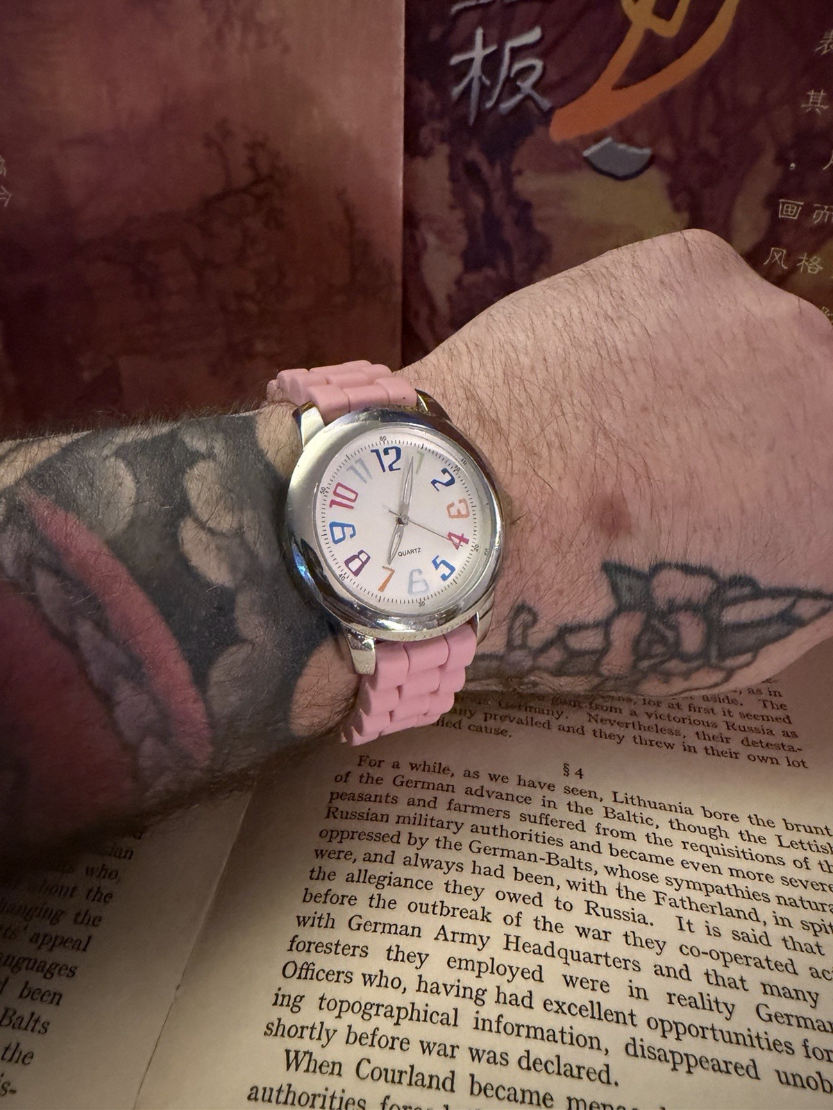 Quartz Analog Wristwatch White Dial Multicolor Arabic Numerals Pink Silicone