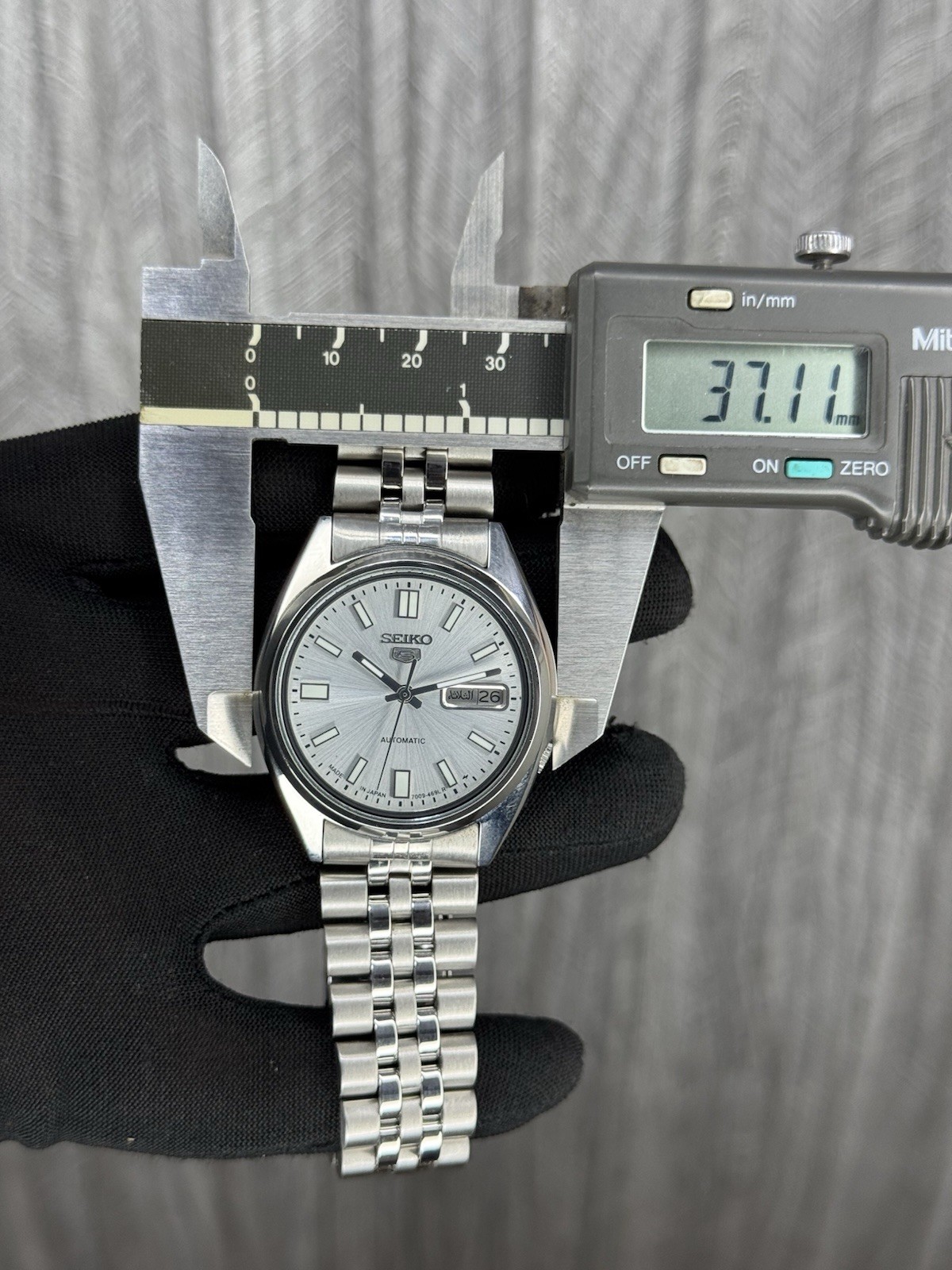 Seiko 5 SNXS73 Automatic 7009-3040 Silver Dial 17 Jewels Men’s Wristwatch Japan.