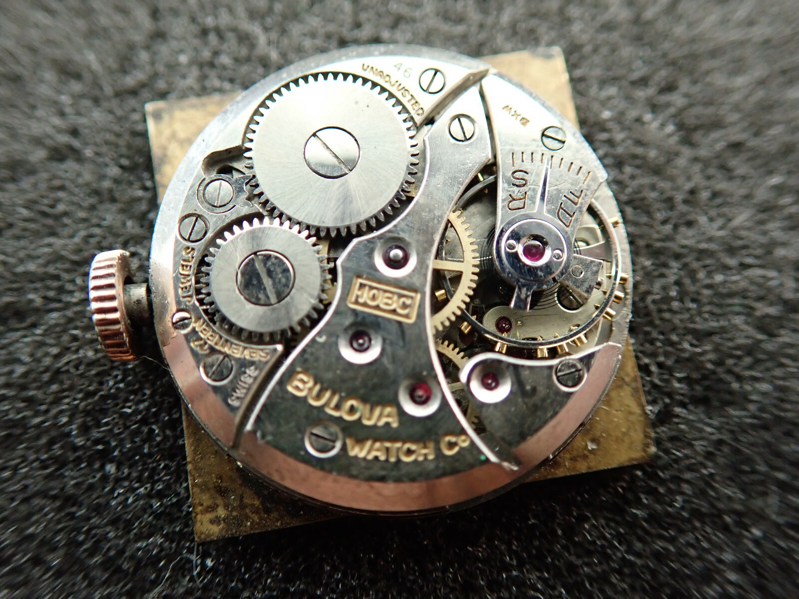 VINTAGE 26.4MM X 33.4MM MENS BULOVA WRIST WATCH CAL. 10BC – RUNNING