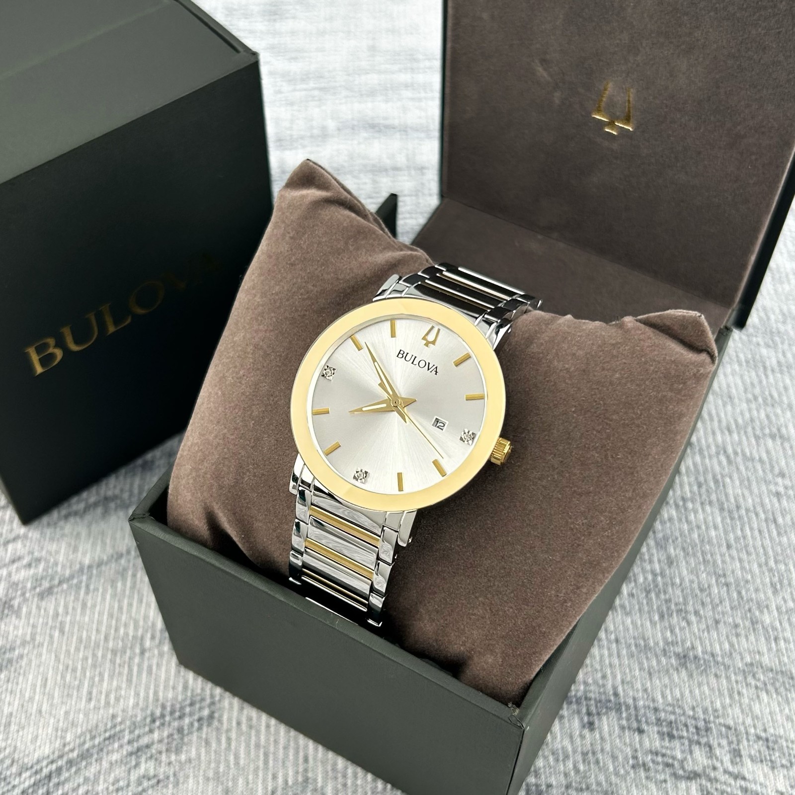 New Bulova Men’s Futuro Modern 98D151 Silver Quartz Calendar Watch 42 MM