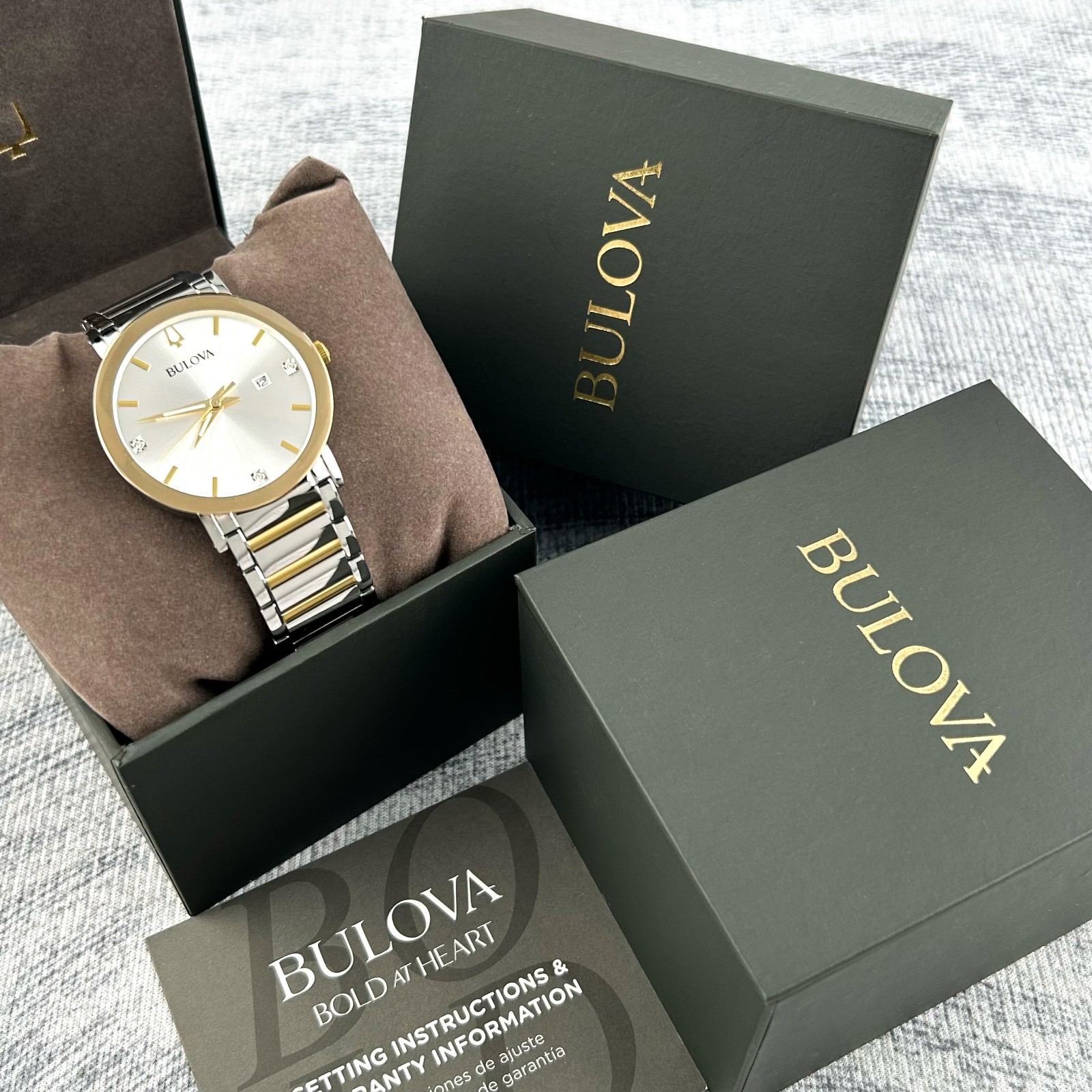 New Bulova Men’s Futuro Modern 98D151 Silver Quartz Calendar Watch 42 MM