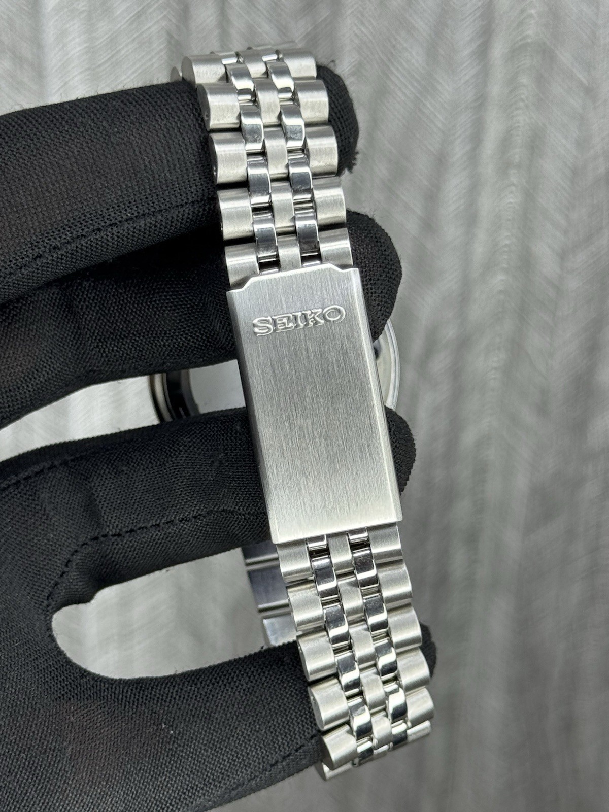 Seiko 5 SNXS73 Automatic 7009-3040 Silver Dial 17 Jewels Men’s Wristwatch Japan.